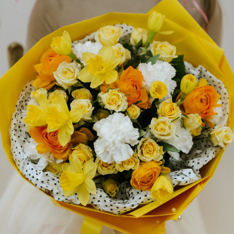 Bouquet of yellow and white flowers