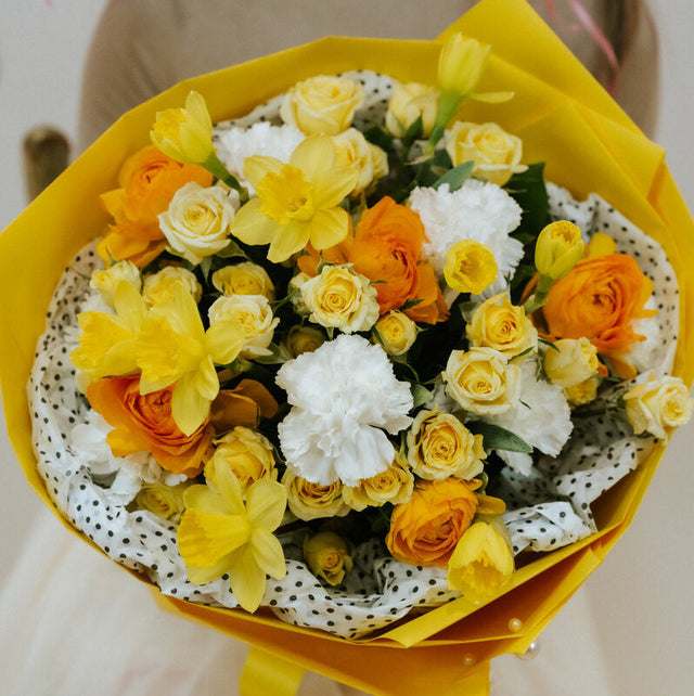 Bouquet of yellow and white flowers