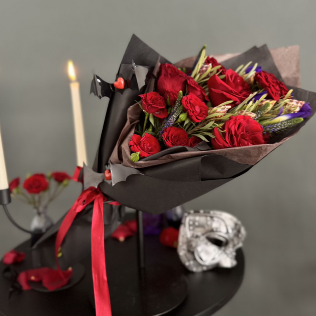 Stylish black and red bouquet with halloween details.